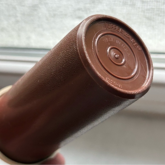 2 Tupperware Shakers - Picture 3 of 6